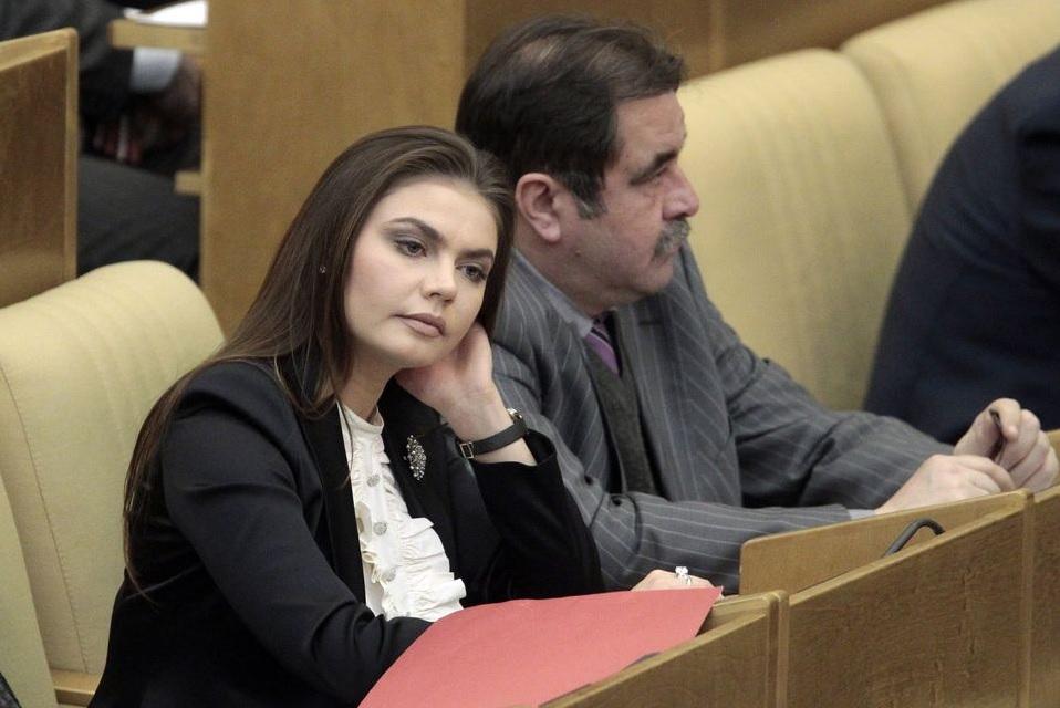 卡巴耶娃2011年出席國家杜馬會議,聆聽普京演說。(資料圖片)