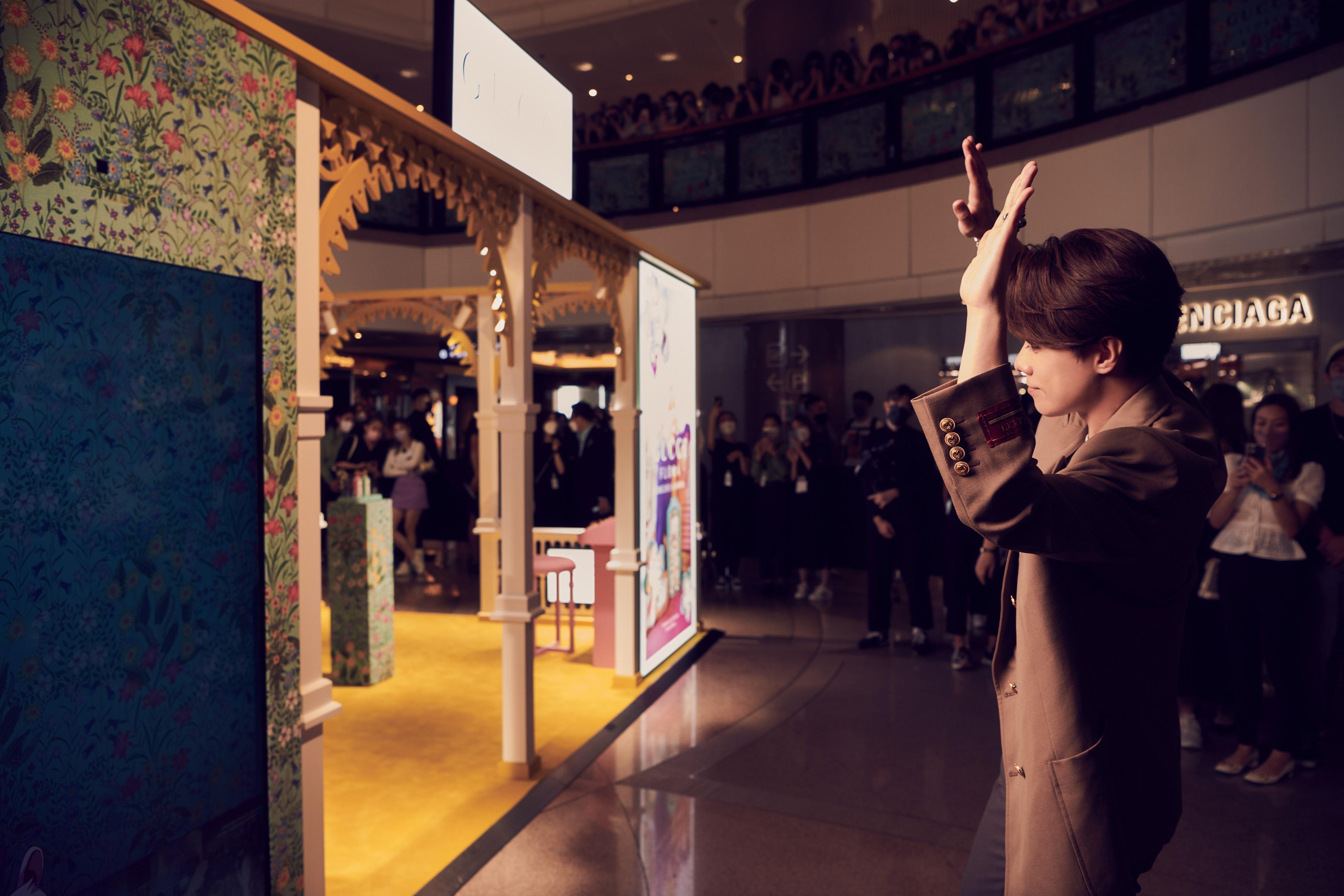 夢幻國度設有互動動畫幕牆,「軒公」擺出多個趣怪甫士,與「Flora Fantasy 寵物」拍照留念。