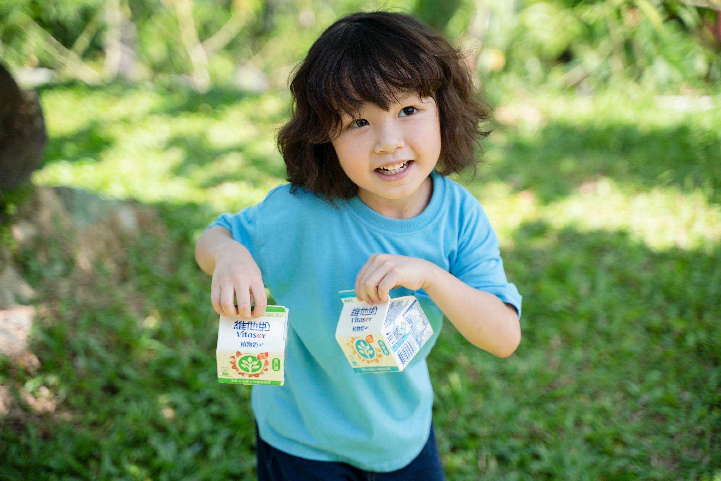 「維他奶新鮮植物奶+」不含牛奶及乳糖,本地鮮製,無動物激素及添加防腐劑、調味劑或代糖,是「零負擔」的健康新選擇,全家可一起享用
