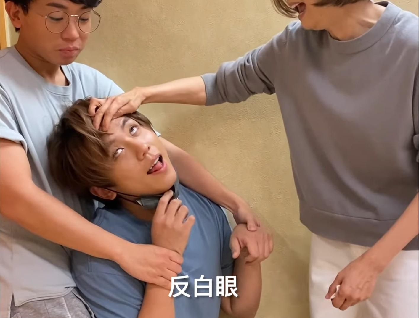 百厭仔姜濤被毛姐和岑珈其捉住,惟有按毛姐指示反白眼。(截圖)