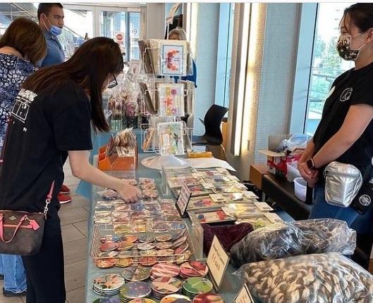 姜濤加拿大應援團的姜糖們全力為智障人士表演作應援。(IG圖片)