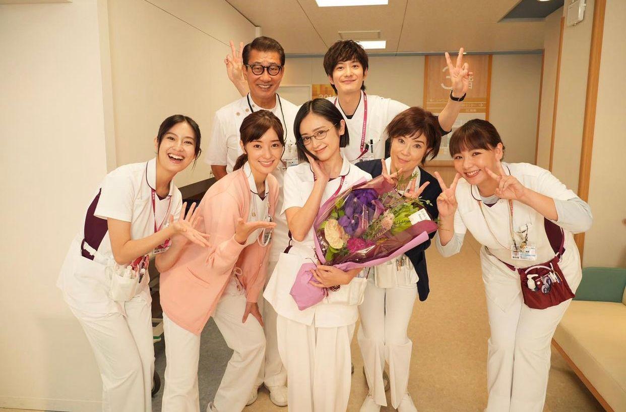 安達祐實獲新劇《THE TRAVELNURSE》劇組驚喜慶祝。