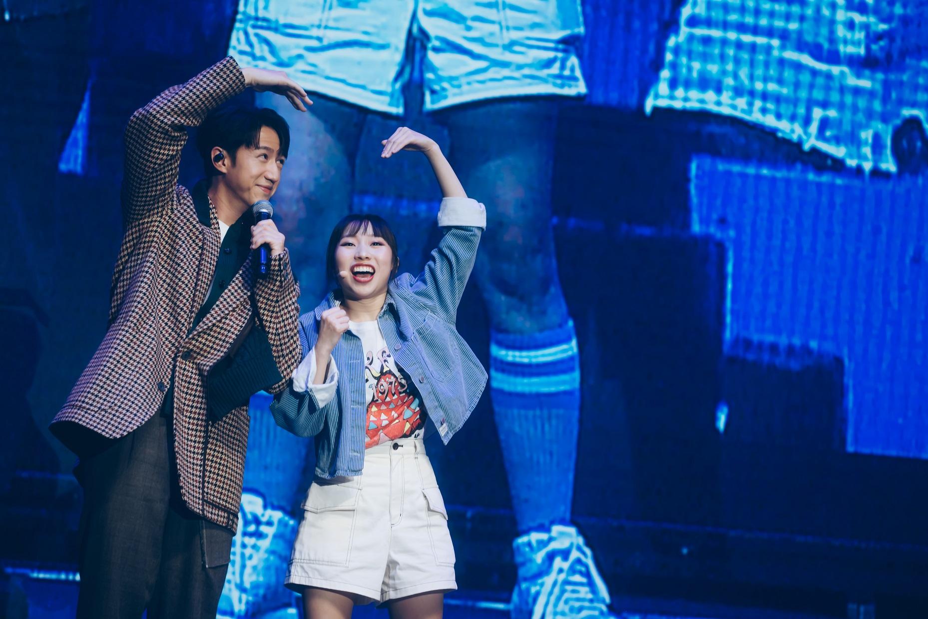 馮允謙擔任嘉賓與麗英合唱。