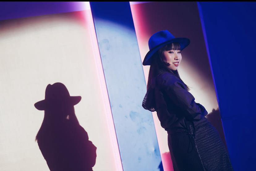 麗英以流利日語大唱動漫歌曲。