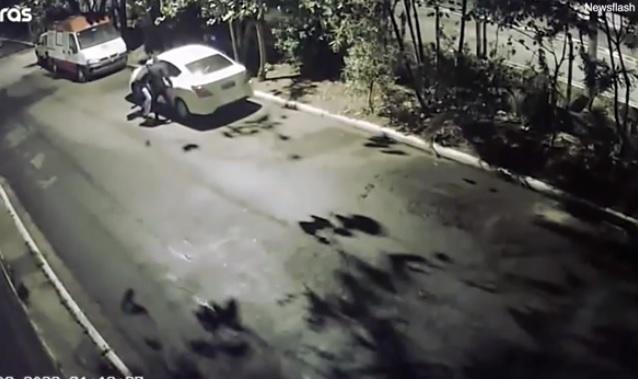 匪徒強行開車門。(互聯網)