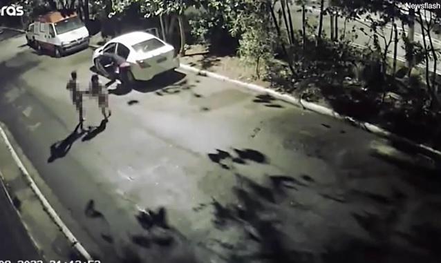 情侶赤條條,被趕下車。(互聯網)