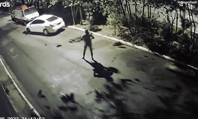 情侶一邊穿衣,一邊目送匪徒駕車離去。(互聯網)