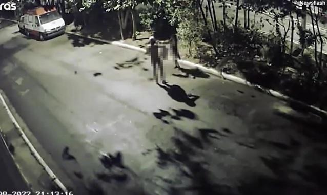 情侶留在街上穿衣。(互聯網)