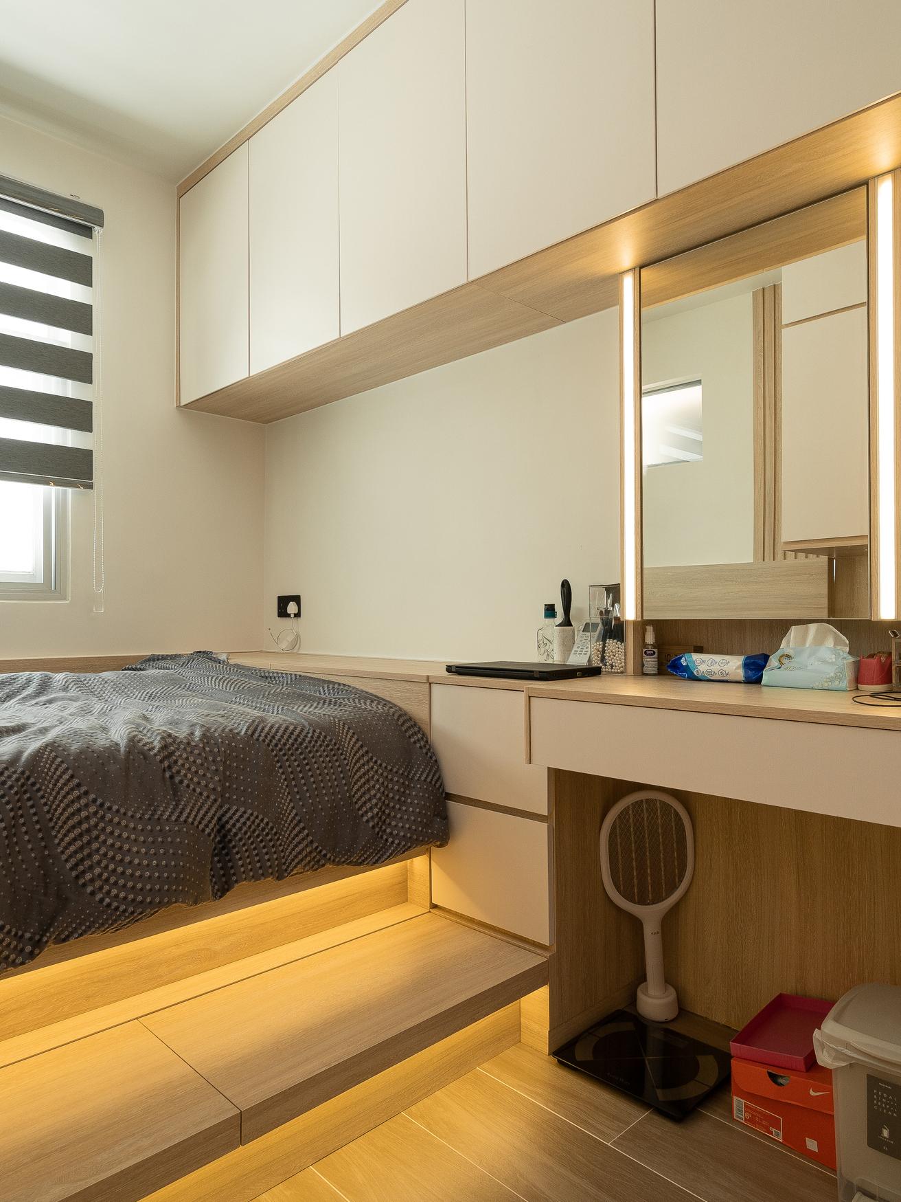 床頭的梳妝台安裝了燈箱