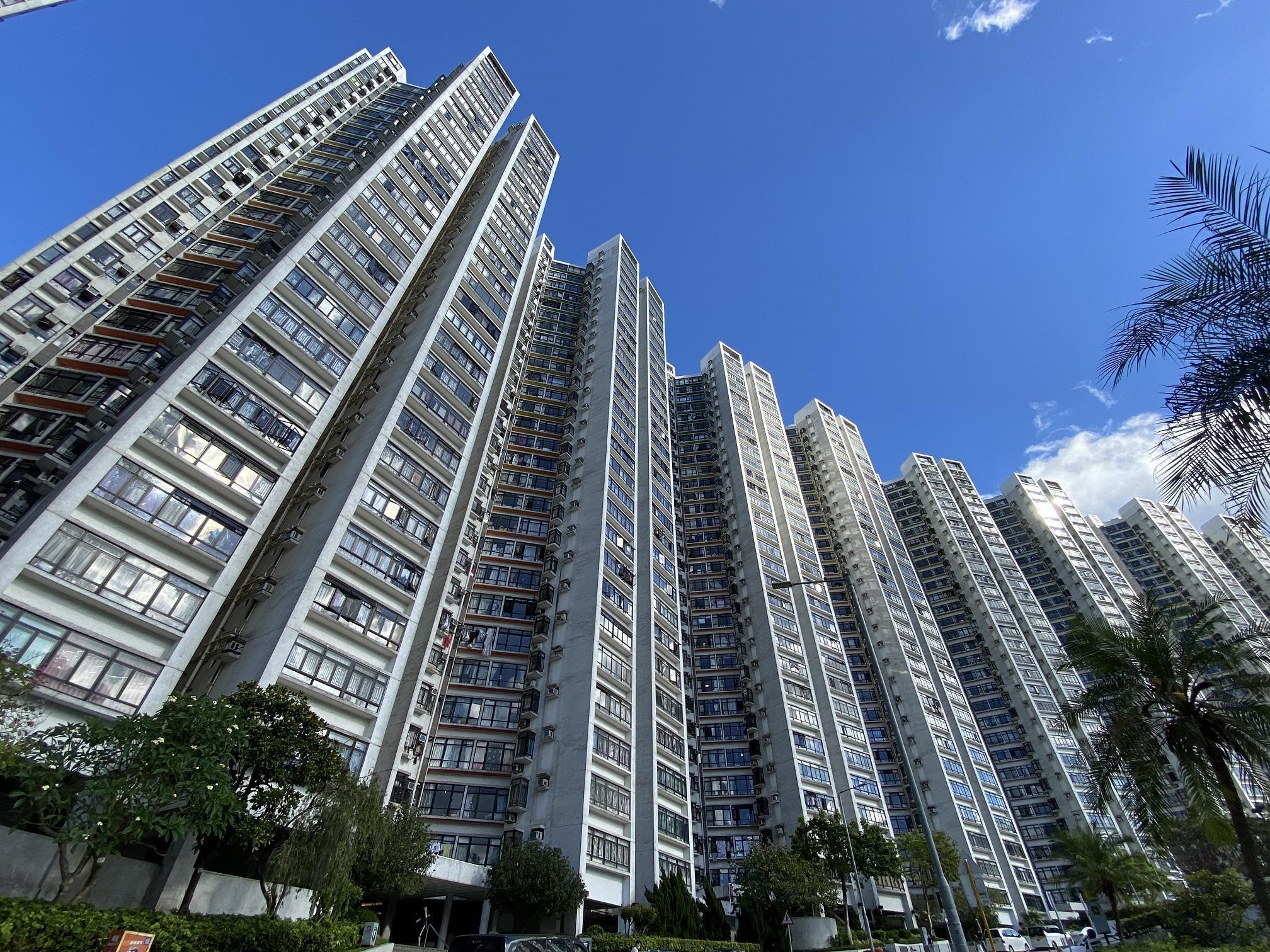 港島指標屋苑之一的康怡花園,本月暫錄2宗成交,當中包括B座高層16室,實用面積710方呎,以1183.8萬元易手,造價低銀行估價逾120萬元。