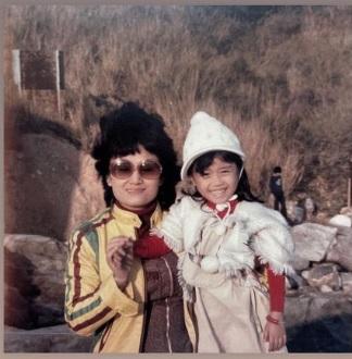 彭秀慧兒時與母親合照。(彭秀慧IG)