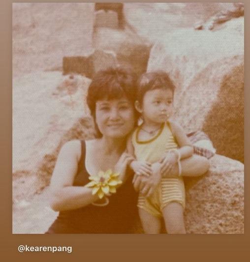 童年時的彭秀慧與母親合照。(彭秀慧IG)