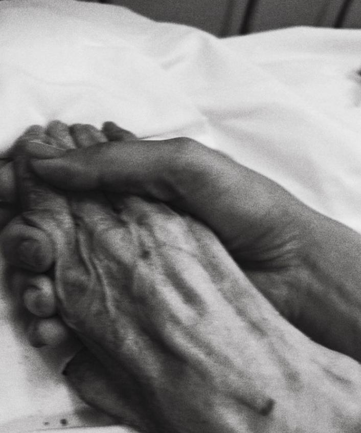 彭秀慧今日在IG上載握著母親手的黑白照,透露母親在昨早離世。(彭秀慧IG)