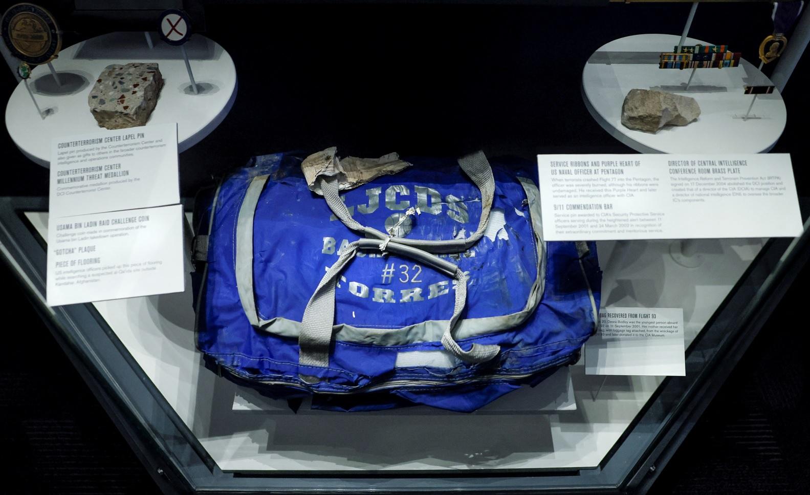 911事件中,撞向世貿航機死者的遺物。(路透社)