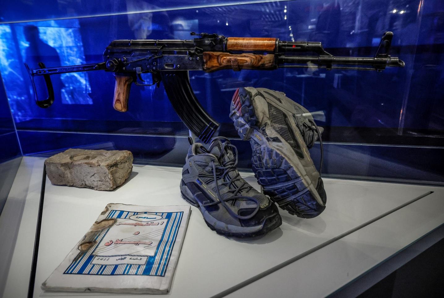 拉登遺體旁發現的槍械、阿蓋達訓練手冊以及美軍海豹突擊隊員所穿的鞋。(路透社)