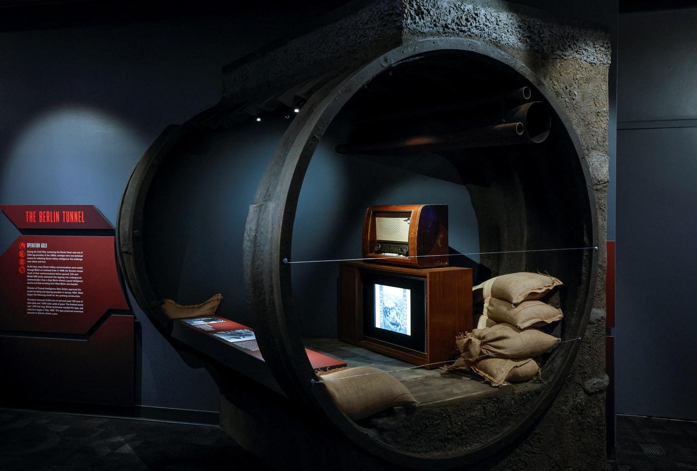 場景仿照冷戰期間柏林圍牆下的地道而建。(路透社)