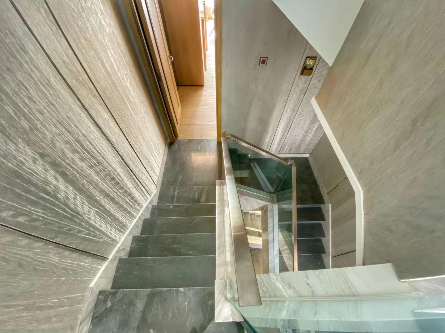 洋房內置樓梯,以雲石設計,仍然新淨具氣派。