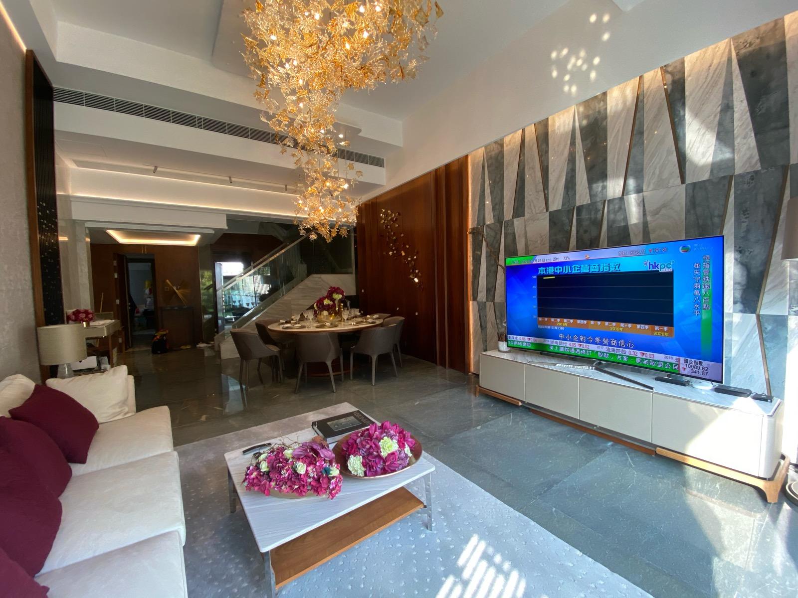 長方形客飯廳空間闊落,樓底亦相當高。