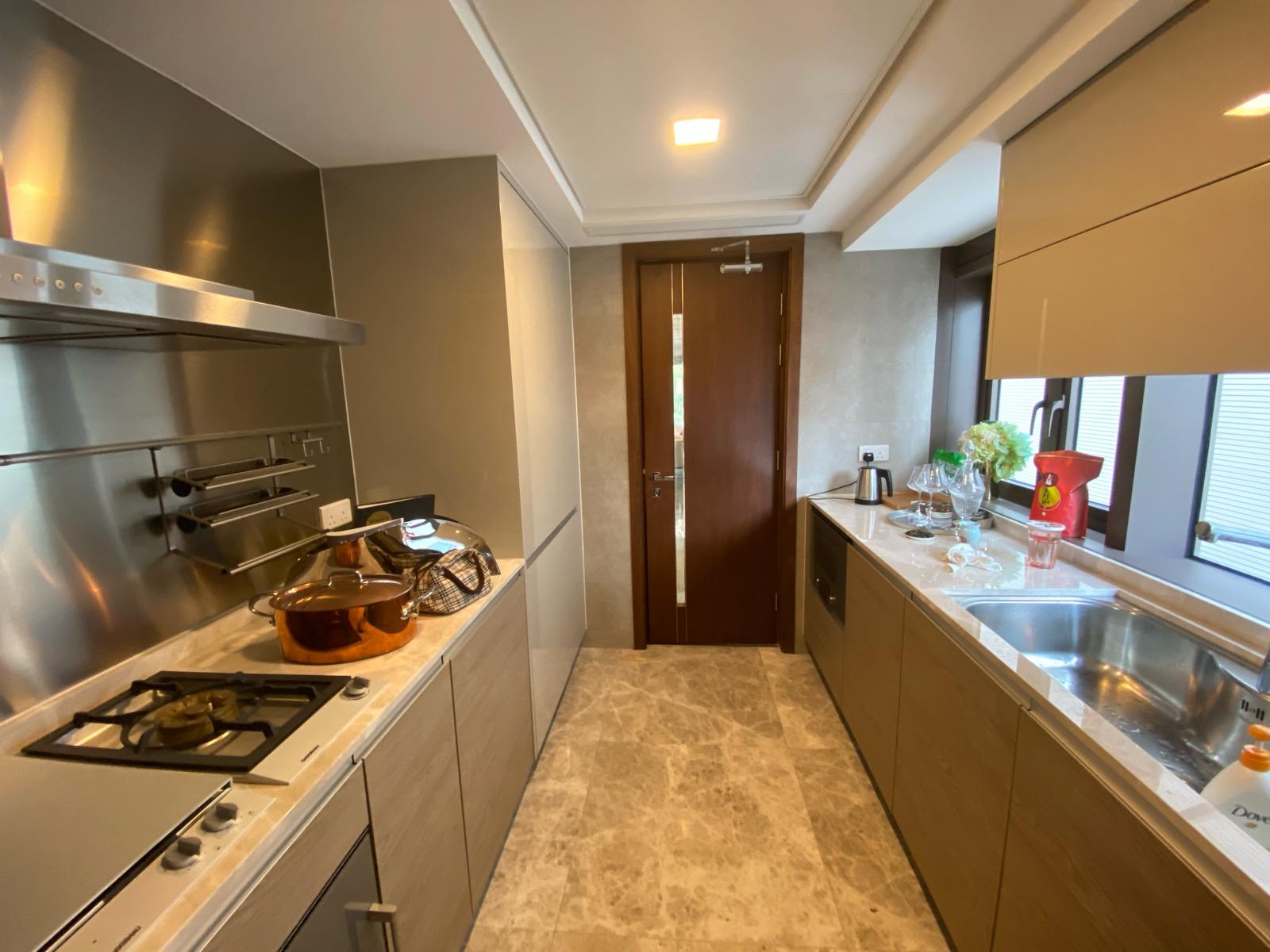 闊大的廚房附有工人套房。