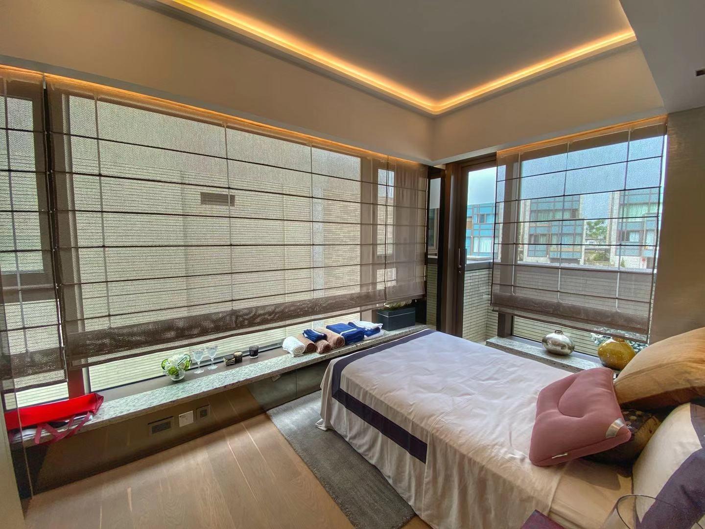 洋房間隔為四房四套房設計,其中3間套房設有露台,每間房都擁有特大窗戶,採光度高。