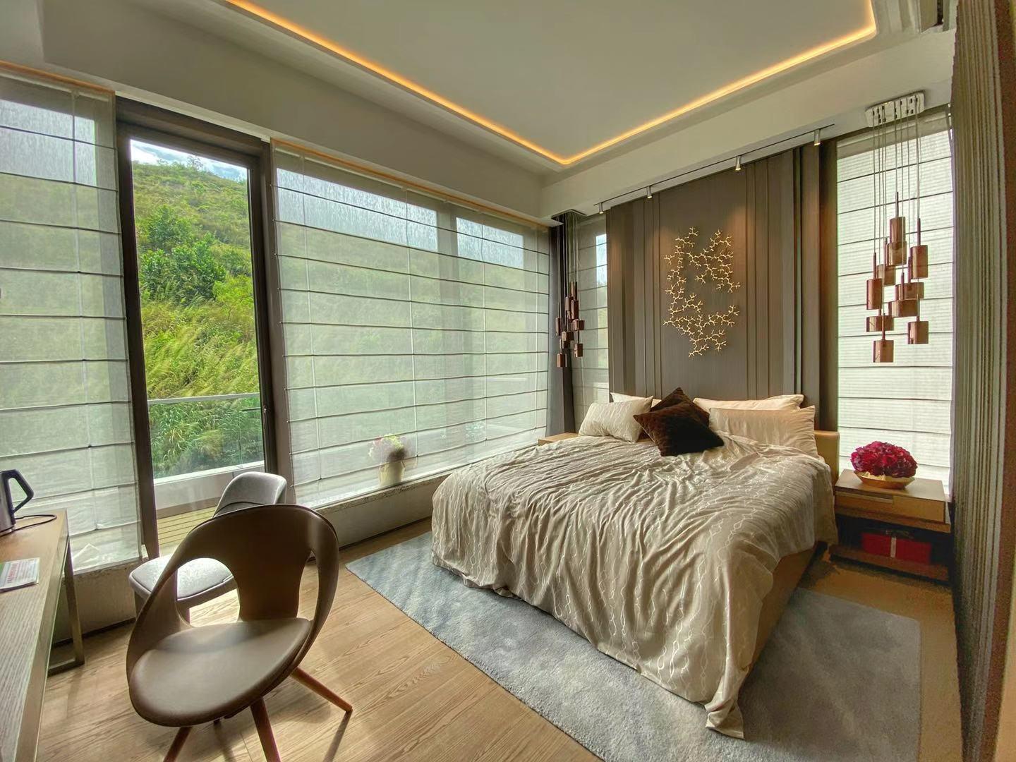 全屋有四房,只有主人套房面向自家花園及望山景。