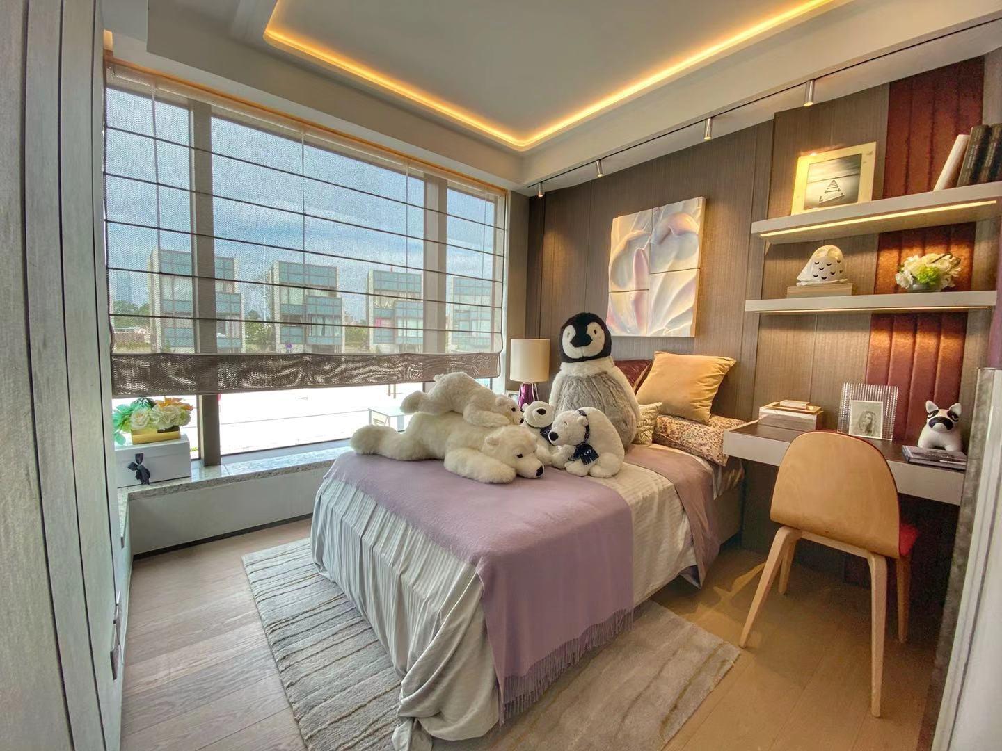 除了主人房望自家花園及山景,其餘3個睡房均面向屋苑泳池及會所,景觀開揚。