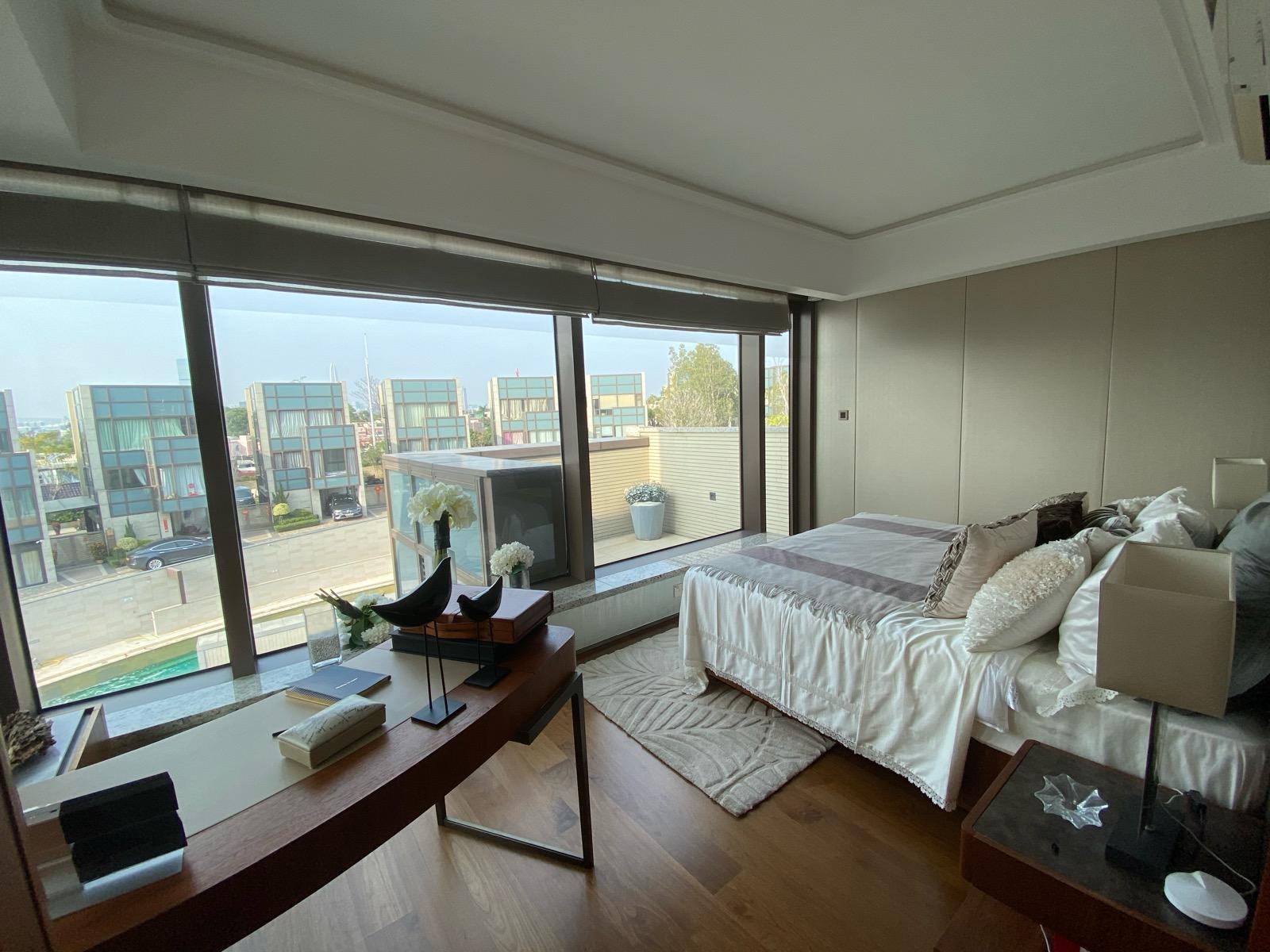 房間間隔非常寬闊,接近落地的特大玻璃窗,帶來充足光線。