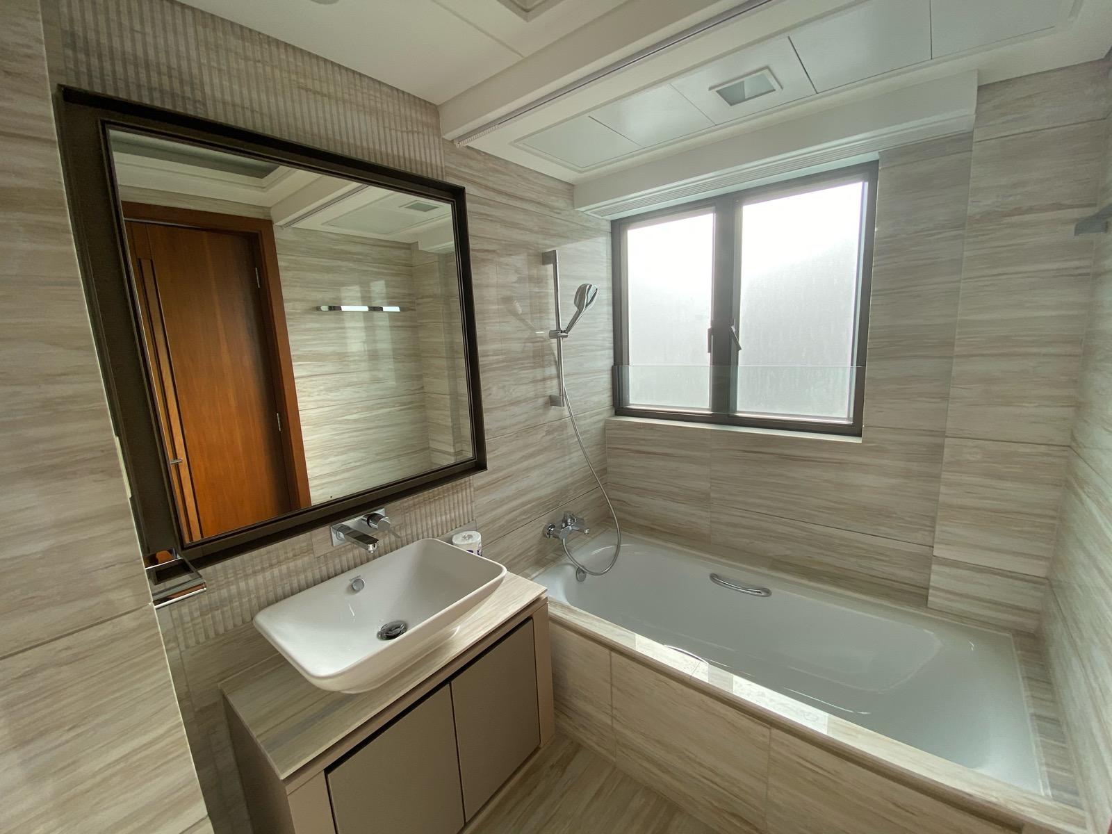 雲石設計的浴室,新淨美觀,部分為雙洗手盆設計。