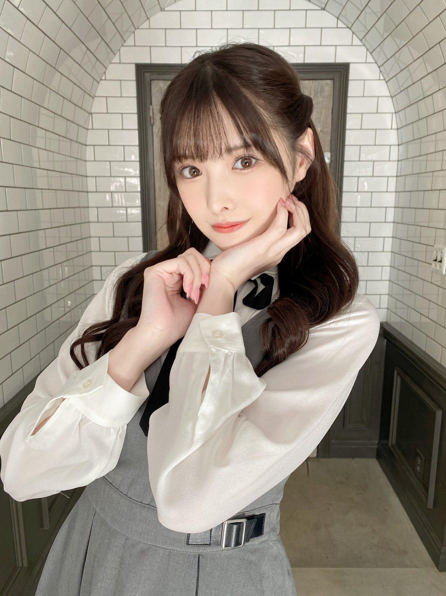 新有菜趁勢推出寫真集。