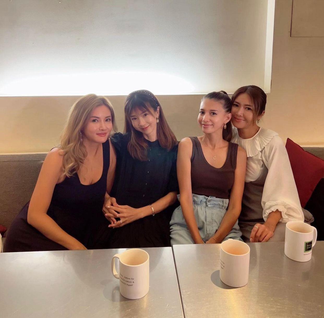 吉川日奈(右二)相隔三年返日見好友,公開與星野亞希(左二)飯聚照片。