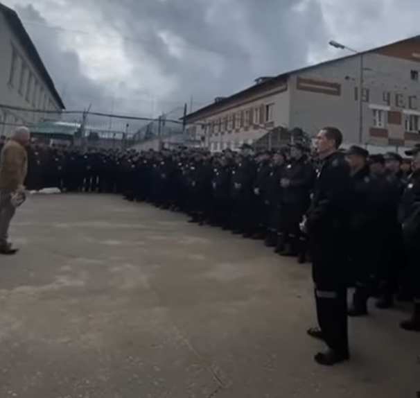 片中發言的男子疑為華格納集團金主普里戈津。(影片截圖)