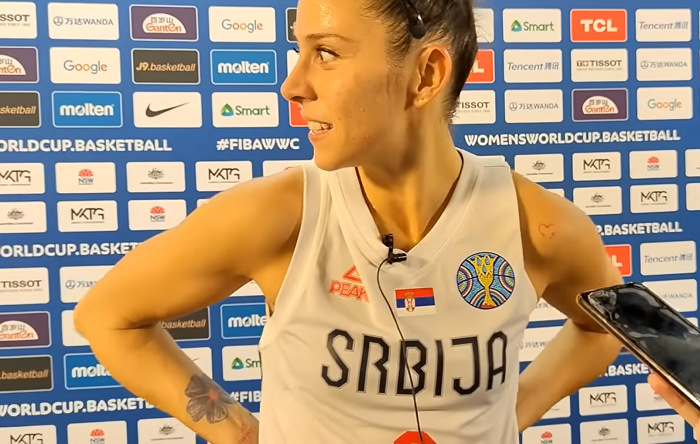 接受訪問的塞爾維亞球員吃了一驚。(影片截圖)