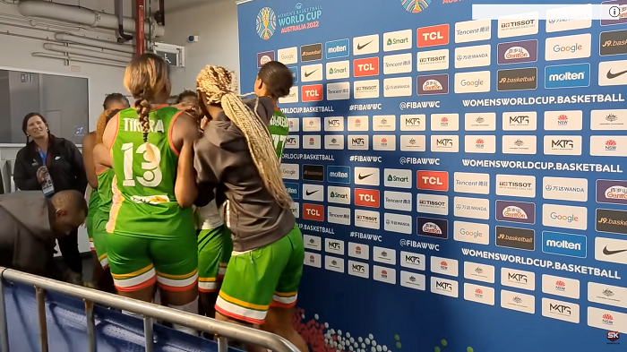 需要多人一同制止該球員。(影片截圖)