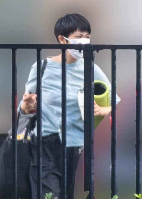 松隆子被拍得拿着一大袋麵包,原來是跟台前幕後一同分享。