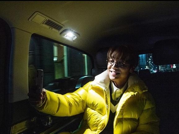 林家謙投入玩自拍。