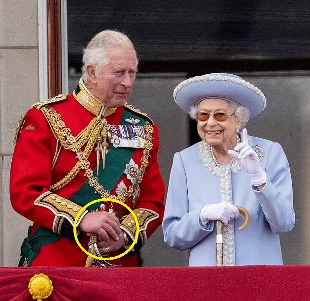 今年6月,在慶祝女王登基70周年白金禧慶典上,亦見查理斯「香腸手指」。(互聯網)
