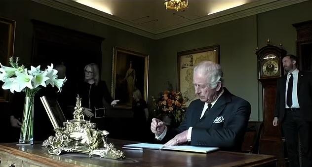 查理斯簽訪客名冊。(互聯網)