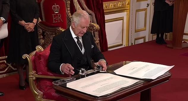 文具仍妨礙查理斯三世。(互聯網)