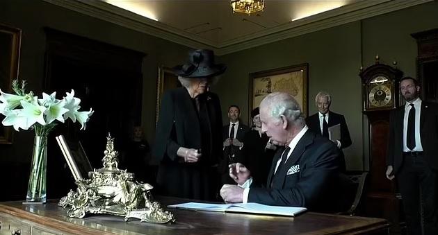 查理斯對卡米拉說討厭那支筆。(互聯網)