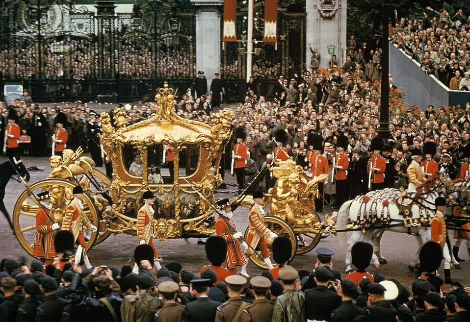 加冕禮後,英女王乘坐王室黃金馬車巡遊。(互聯網)