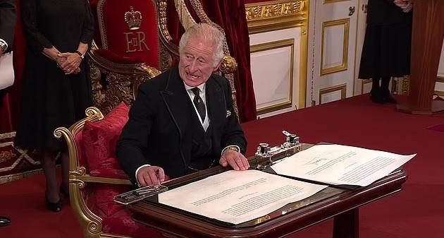 齜牙咧嘴,示意侍從拿走筆盒。(互聯網)