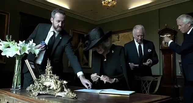 查理斯不滿墨水沾到手。(互聯網)