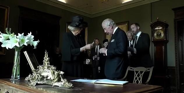 卡米拉接過漏墨的筆。(互聯網)