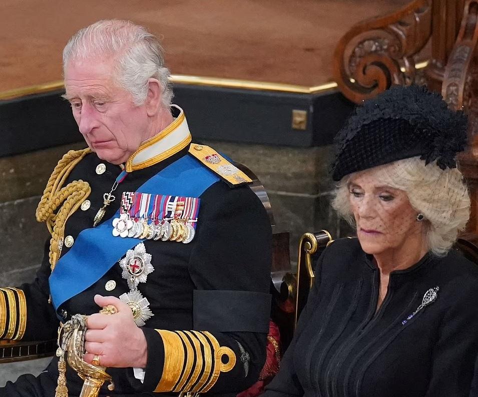 查理斯與王后卡米拉參加女王葬禮,神情哀傷。(路透社)