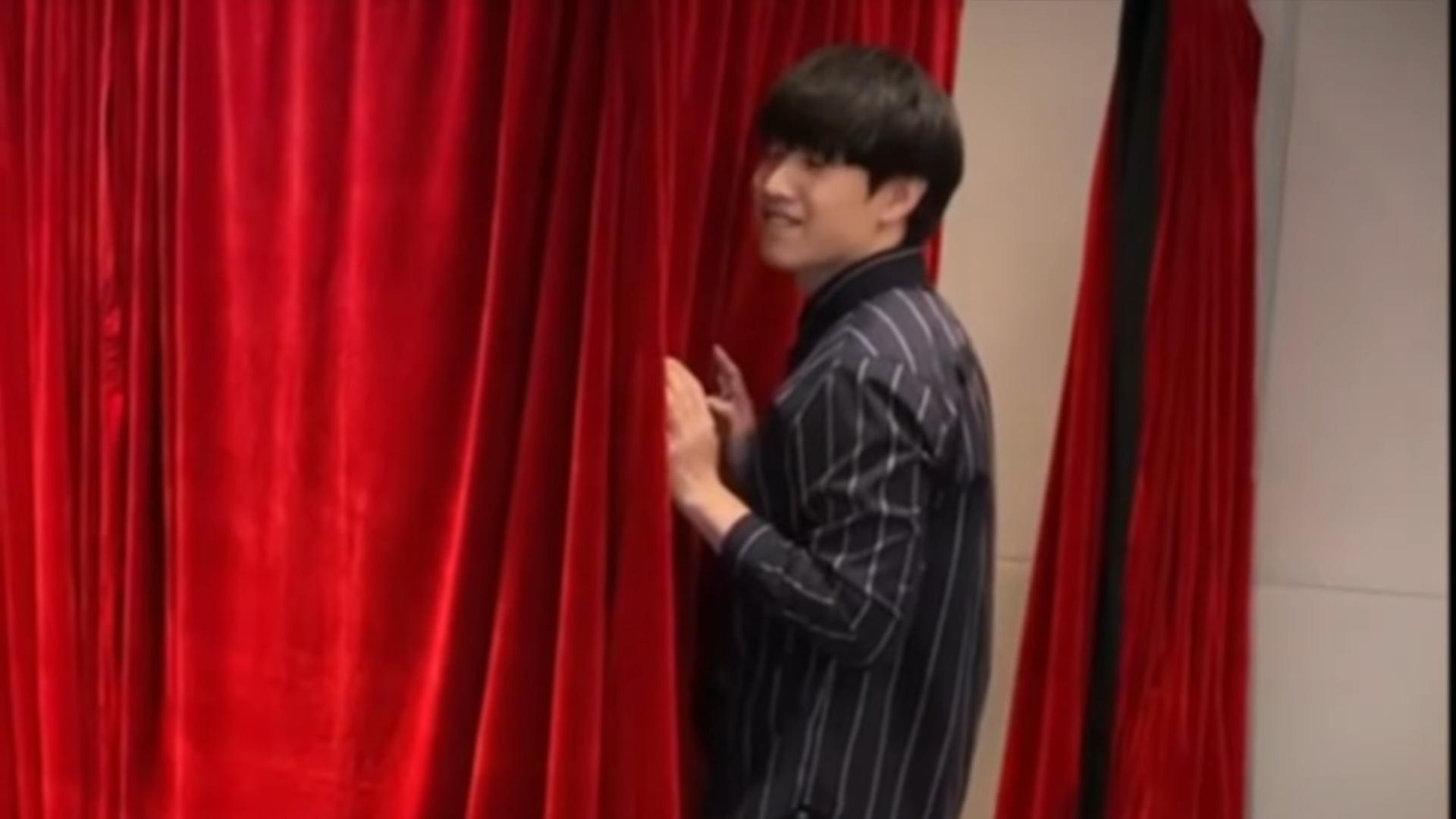 阿Jer非常投入地咬唇,含蓄放電。(截圖)