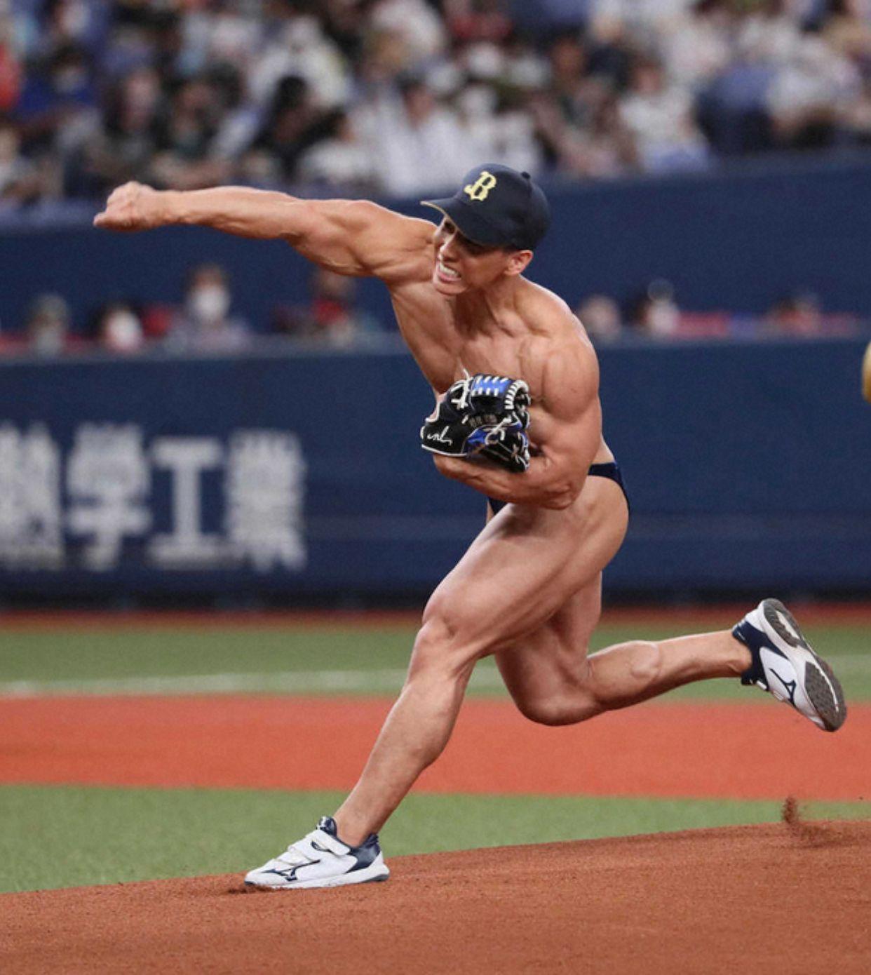 橫川尚隆剝剩一條三角褲,大晒健美身材。