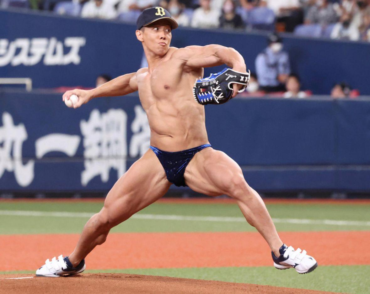 橫川尚隆剝剩一條三角褲,大晒健美身材。