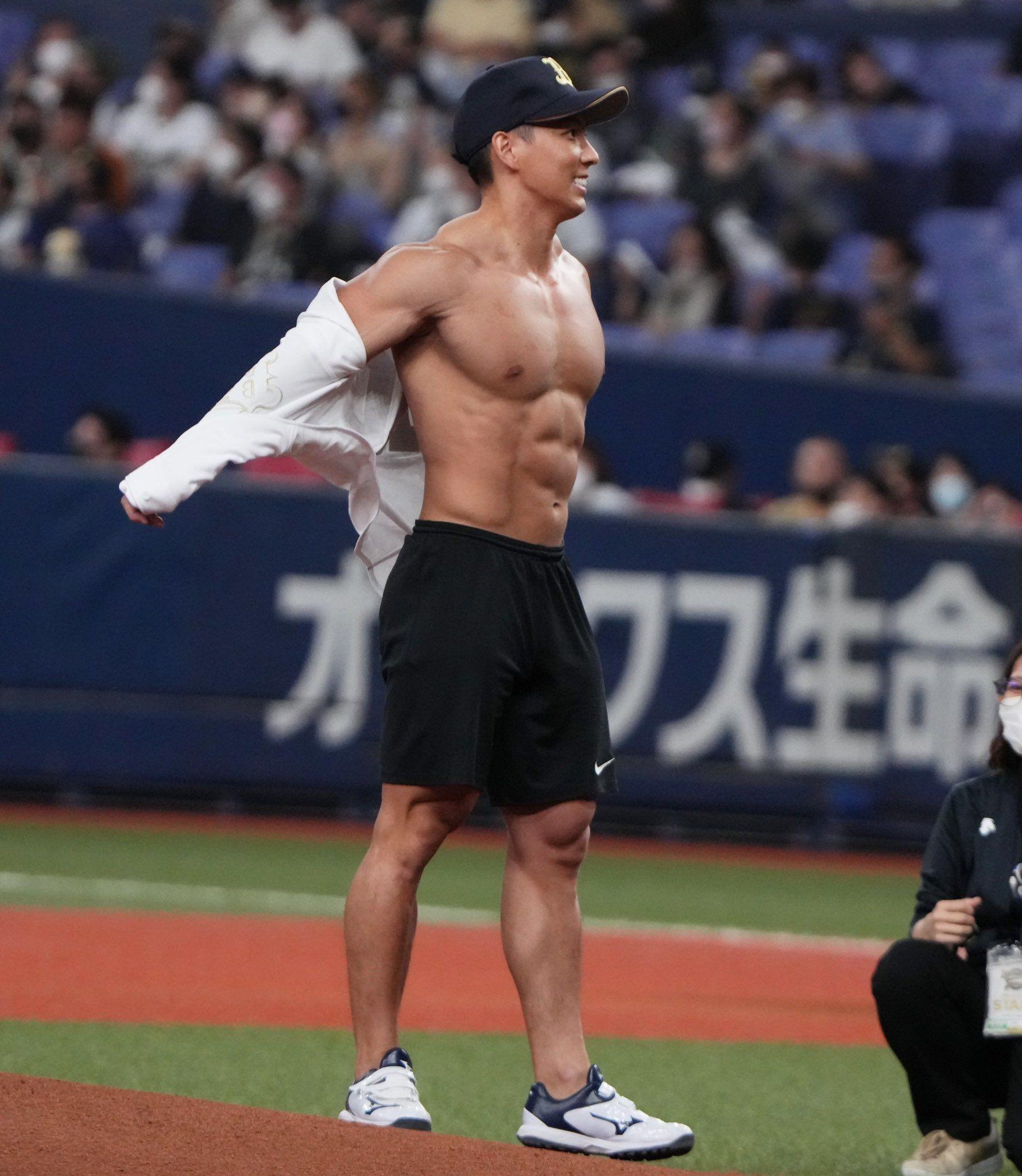 橫川尚隆竟當眾脫衣主持發球禮。