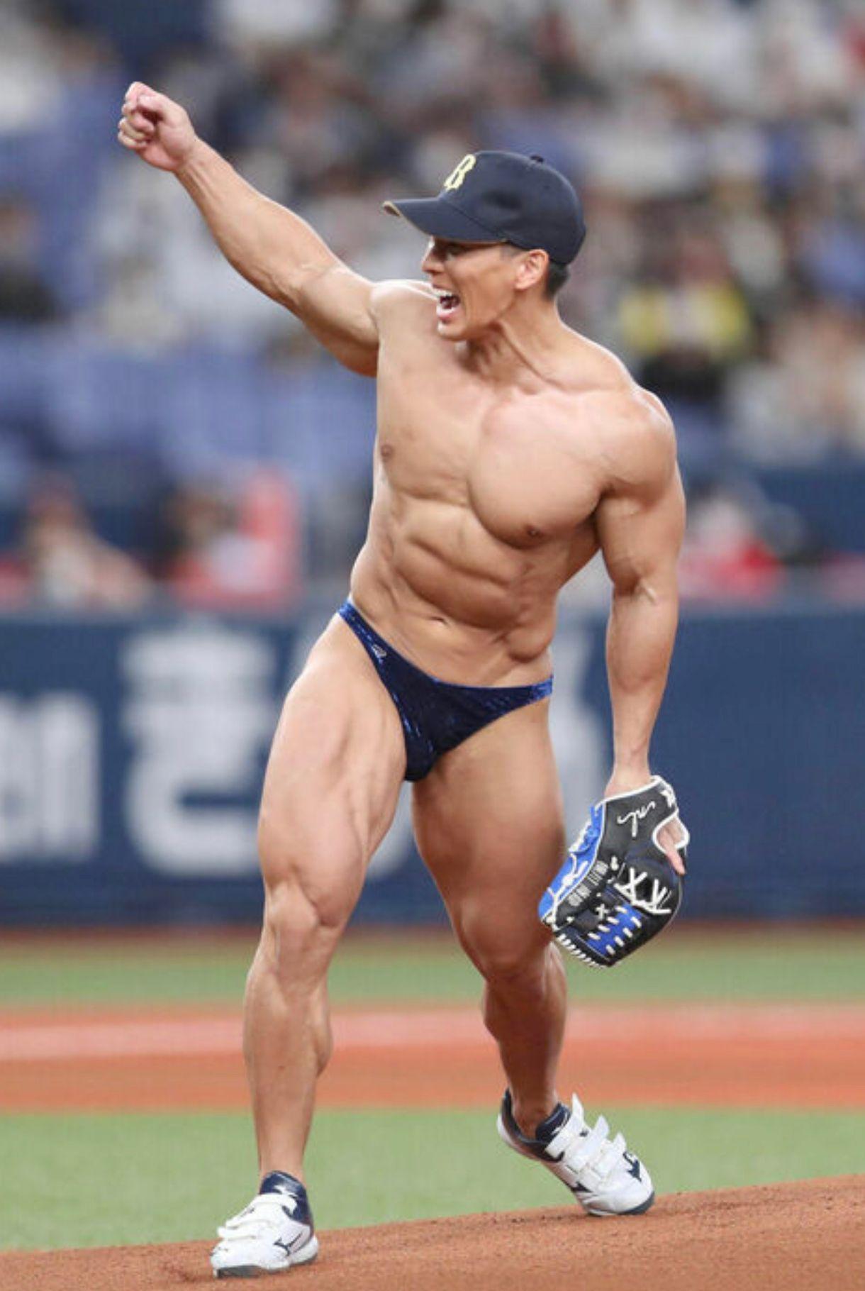 橫川尚隆剝剩一條三角褲,大晒健美身材。