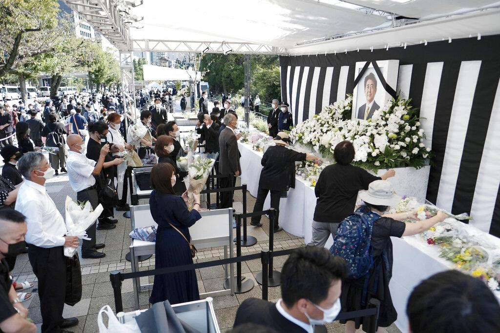 民眾向安倍遺像獻花致哀。(美聯社)